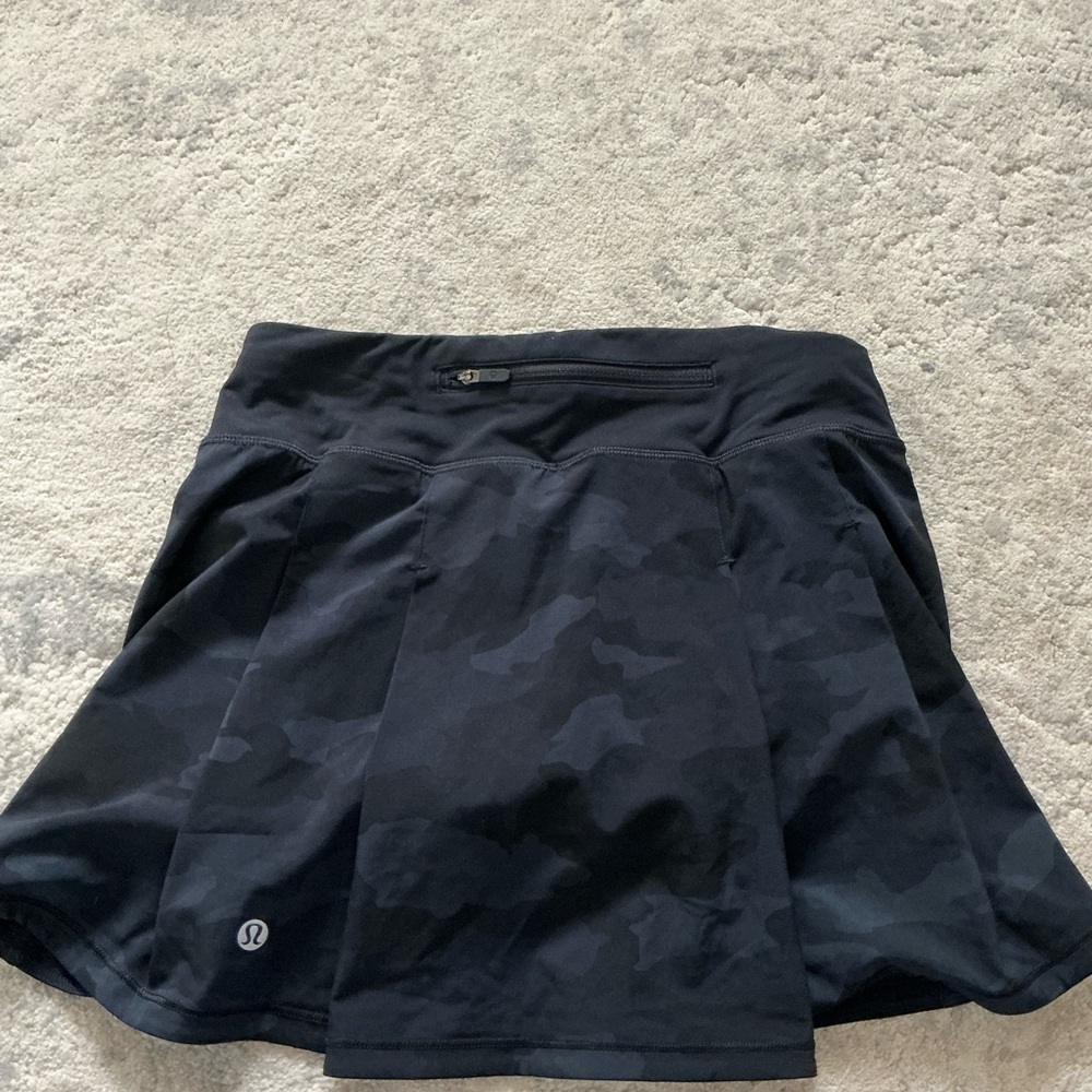 Lululemon black camo skirt, never worn